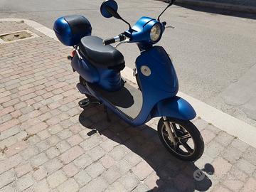 SCOOTER / BICICLETTA ELETTRICA A PEDALATA ASSISTIT