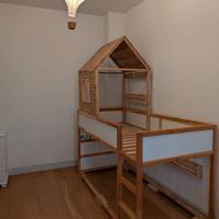 Letto a castello IKEA Hack con casetta in legno