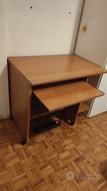 Scrivania porta computer con piano estraibile