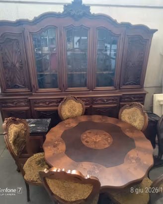 Credenza, tavolo, sedie 