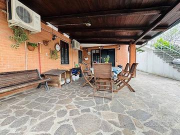 Villa di 240 m² con più di 5 locali e box auto dop