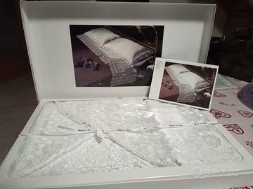 Lenzuola matrimoniali in raso, con federe.