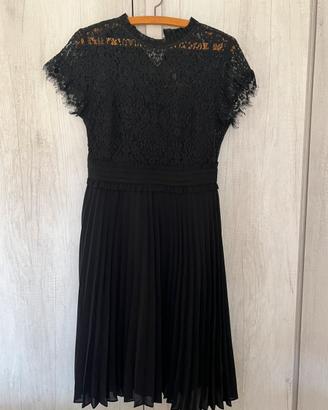 Vestito nero elegante in pizzo e gonna plissettata