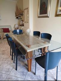 Tavolo da soggiorno con sedie