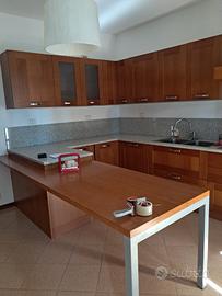 Cucina in legno e marmo