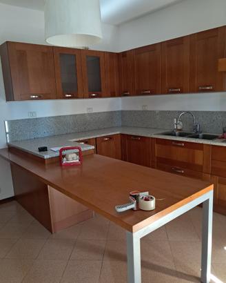 Cucina in legno e marmo