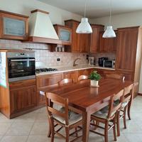 Cucina in noce nazionale massiccio