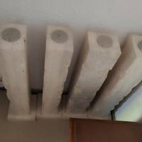 tavolo in cristallo con piedi in travertino