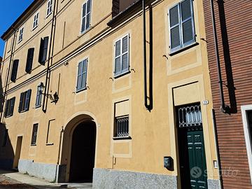 Centrale, autonomo, arredato, posto auto interno