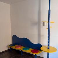 Panca a muro e piantana con tavolino