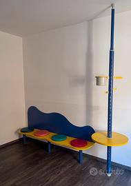 Panca a muro e piantana con tavolino