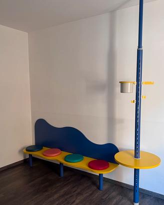 Panca a muro e piantana con tavolino