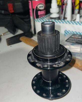 Mozzo posteriore shimano center lock 32 fori