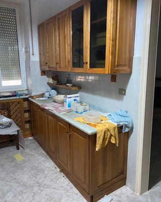 Cucina in legno e marmo