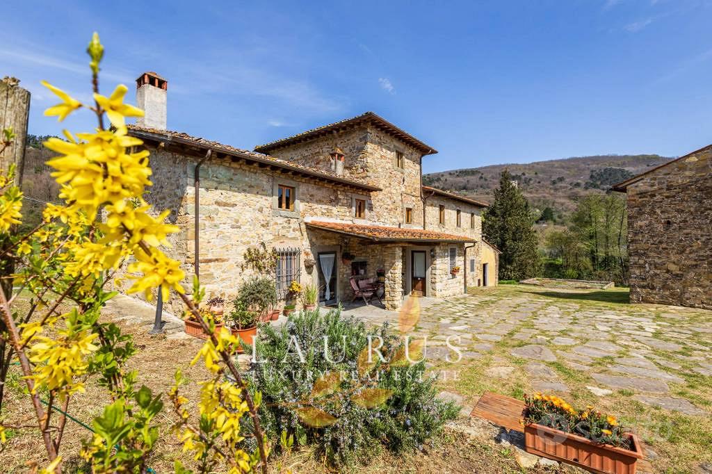 Rustico / Casale di 456 m² con più di 5 locali a P - Vista 3