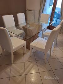 Cucina con elettrodomestici, bagno e tavolo vetro 