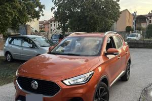 Macchina MG ZS - arancione