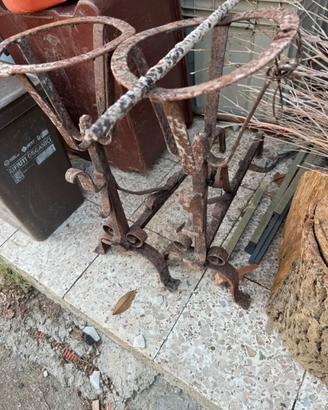 Vecchi Alari in ferro battuto da camino