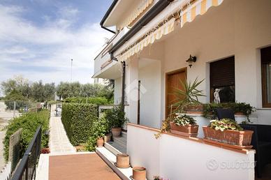 VILLA A SCHIERA A FERMO