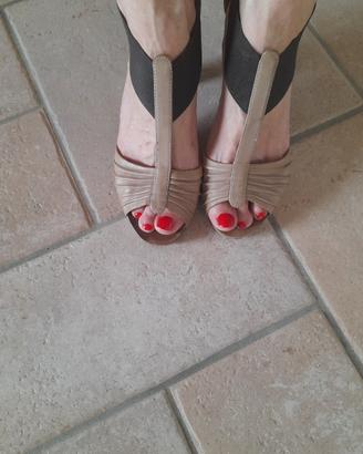 sandalo color beige con fascia elastica di colore 