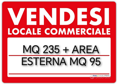 Locale commerciale con area esterna