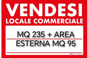 Locale commerciale con area esterna