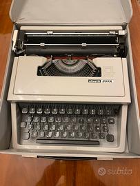 Macchina da scrivere Olivetti Dora.
