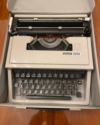Macchina da scrivere Olivetti Dora.