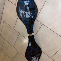 Skateboard a due ruote nero e blu con teschi