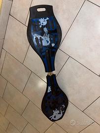 Skateboard a due ruote nero e blu con teschi