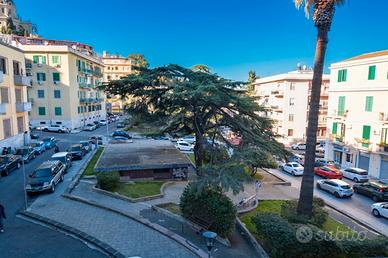 PIAZZA CRISAFULLI - 11 locali con triplo ingresso