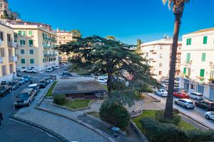 PIAZZA CRISAFULLI - 11 locali con triplo ingresso