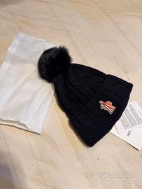 Cappellino in maglia nero donna con pon pon