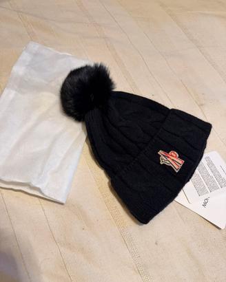 Cappellino in maglia nero donna con pon pon
