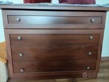 Spazioso comò a 4 cassetti 