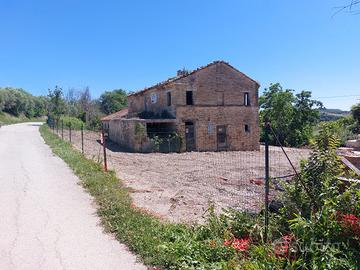 Casa Colonica con Capannone e Terreno