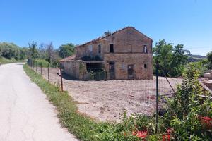 Casa Colonica con Capannone e Terreno
