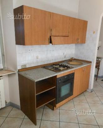 Cucina con forno, lavello, fuochi e madia