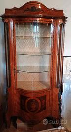 Vetrina/Cristalliera stile Luigi XV  con intarsi