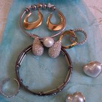  due bracciali con orecchini e anelli 