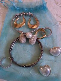  due bracciali con orecchini e anelli 