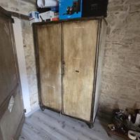 Armadio in legno a 2 ante