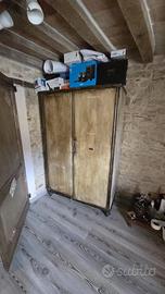 Armadio in legno a 2 ante