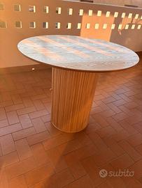 Tavolo rotondo con vano contenitore interno