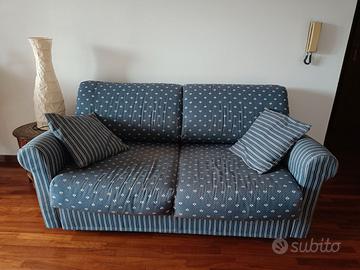 Divano letto blu a fantasia