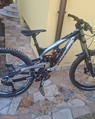 YT industries Dh 