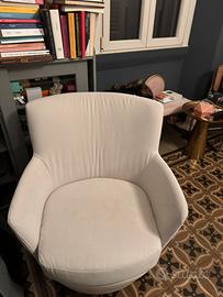 Coppia di poltrone moderne ed eleganti