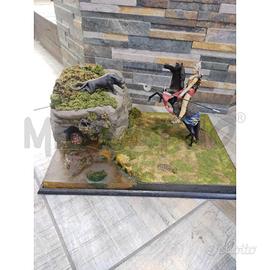 MODELLINO DIORAMA GUERRIERA CON CAVALLO E ANIMALE