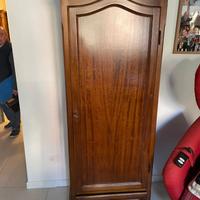 Armadio antico con un'anta