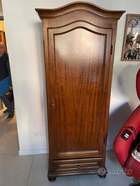 Armadio antico con un'anta